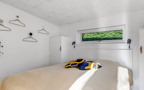 Sebbi - 90M from the Sea: Plafond, Interieur Ontwerp, Slaapkamer, Verdieping, Kamer, Lichte Inrichting, Laken, Bedding, Bed, Bed Frame