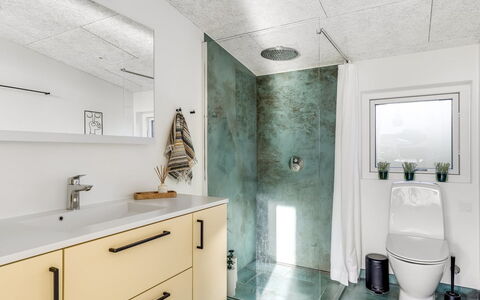 Sebbi - 90M from the Sea: Muur, Loodgieterswerkinrichting, Flooring, Interieur Ontwerp, Verdieping, Badkamer, Plafond, Wastafel, Loodgieter, Badkamerkast