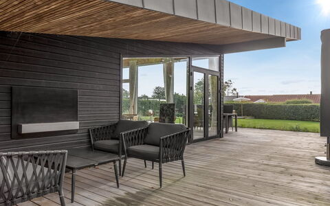 Sebbi - 90M from the Sea: Hout, Houten Vloer, Dek, Hardwood, Plank, Veranda, Beits, Schaduw, Buitenmeubels, Patio