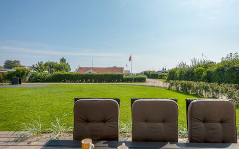 Sebbi - 90M from the Sea: Lucht, Meubilair, Gras, Buitenmeubels, Stoel, Tafel, Buitentafel, Land Lot, Tuin, Gazon