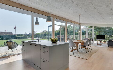 Sebbi - 90M from the Sea: Hout, Flooring, Verdieping, Plafond, Natuurlijk Materiaal, Stoel, Hardwood, Houten Vloer, Keuken, Keuken En Eettafel