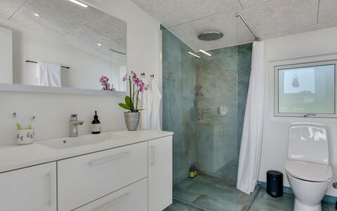 Sebbi - 90M from the Sea: Flooring, Loodgieterswerkinrichting, Muur, Interieur Ontwerp, Verdieping, Badkamer, Plafond, Wastafel, Wastafel In De Badkamer, Badkamerkast