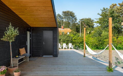 Sebbi - 90M from the Sea: Hout, Plank, Hardwood, Dek, Houten Vloer, Samengesteld Materiaal, Beits, Siding, Schaduw, Veranda