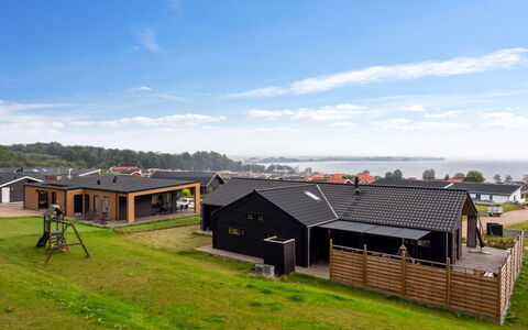 Gunborg - 400M from the Sea: Meubilair, Interieur Ontwerp, Flooring, Hout, Verdieping, Plafond, Houten Vloer, Stoel, Tafel, Verlichting