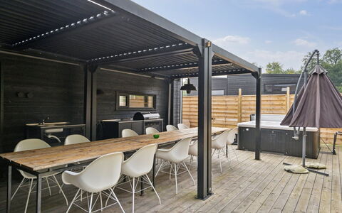 Gunborg - 400M from the Sea: Meubilair, Interieur Ontwerp, Flooring, Hout, Verdieping, Plafond, Houten Vloer, Stoel, Tafel, Verlichting
