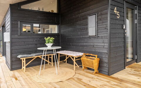 Gunborg - 400M from the Sea: Meubilair, Interieur Ontwerp, Flooring, Hout, Verdieping, Plafond, Houten Vloer, Stoel, Tafel, Verlichting