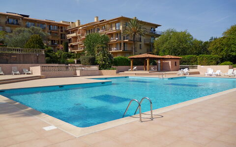 Saint-Tropez 550: Meubilair, Appartement, Huis, Balkon, Beits, Schaduw, Stoel, Eco Hotel, Buitenmeubels, Kamerplant