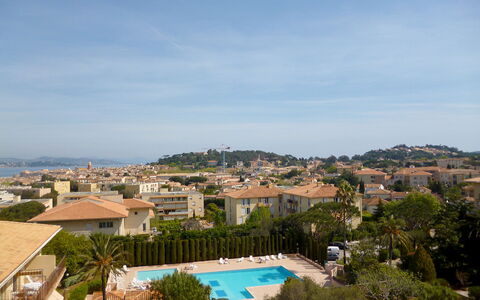 Saint-Tropez 550: Meubilair, Appartement, Huis, Balkon, Beits, Schaduw, Stoel, Eco Hotel, Buitenmeubels, Kamerplant