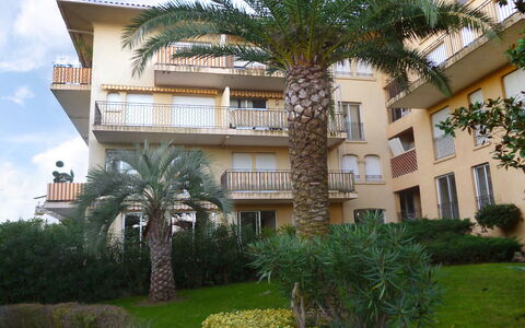 Saint-Tropez 550: Meubilair, Appartement, Huis, Balkon, Beits, Schaduw, Stoel, Eco Hotel, Buitenmeubels, Kamerplant