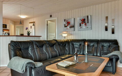 Henrijette - 200M from the Sea: Hout, Meubilair, Flooring, Interieur Ontwerp, Verdieping, Verlichting, Plafond, Kamer, Houten Vloer, Woonkamer
