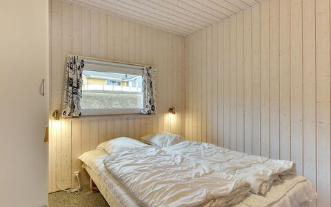 Henrijette - 200M from the Sea: Hout, Verdieping, Slaapkamer, Flooring, Plafond, Bed, Interieur Ontwerp, Laken, Bedding, Kamer