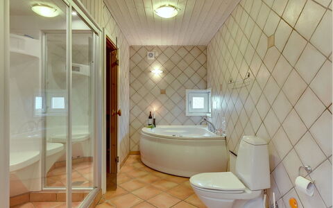 Henrijette - 200M from the Sea: Flooring, Interieur Ontwerp, Verdieping, Loodgieterswerkinrichting, Badkamer, Plafond, Bad, Loodgieter, Kamer, Kraan