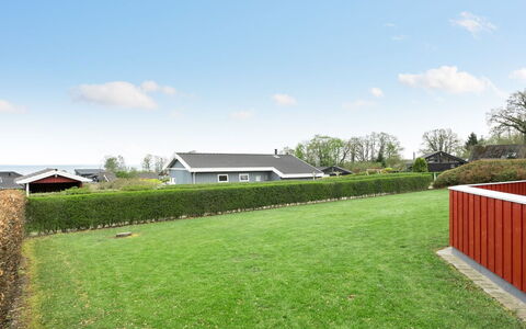 Henrijette - 200M from the Sea: Gras, Groen, Huis, Dak, Struik, Woongebied, Landschap, Tuin, Land Lot, Huis