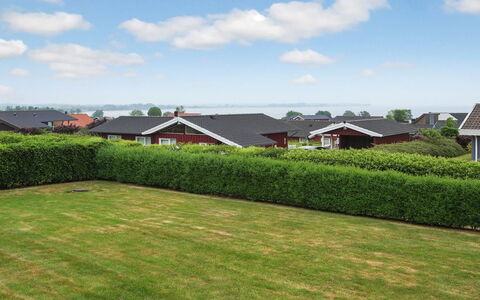 Henrijette - 200M from the Sea: Gras, Struik, Huis, Land Lot, Dak, Gazon, Groundcover, Tuin, Haag, Verblijf