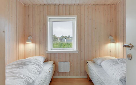Serey - 500M from the Sea: Hout, Slaapkamer, Plafond, Verdieping, Bed, Bedding, Laken, Plank, Beits, Hardwood