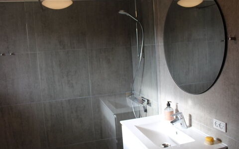 Serey - 500M from the Sea: Flooring, Loodgieterswerkinrichting, Badkamer, Wastafel In De Badkamer, Muur, Verdieping, Wastafel, Interieur Ontwerp, Kraan, Loodgieter