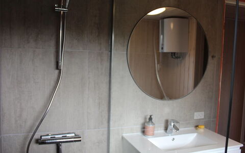 Serey - 500M from the Sea: Muur, Loodgieterswerkinrichting, Badkamer, Interieur Ontwerp, Flooring, Verdieping, Loodgieter, Wastafel In De Badkamer, Kraan, Kamer