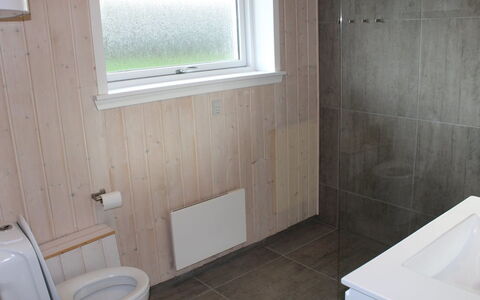 Serey - 500M from the Sea: Flooring, Muur, Badkamer, Loodgieterswerkinrichting, Verdieping, Hout, Wc Bril, Toilet, Interieur Ontwerp, Loodgieter