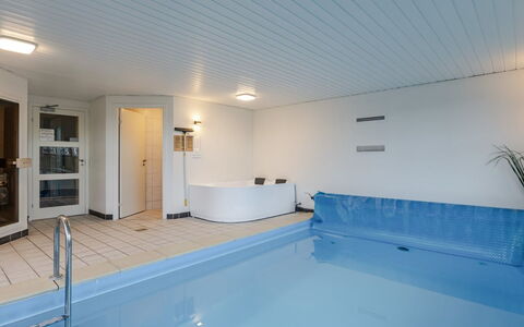 Peder - 950M from the Sea: Flooring, Muur, Verdieping, Interieur Ontwerp, Hout, Plafond, Houten Vloer, Verlichting, Meubilair, Laminaatvloer