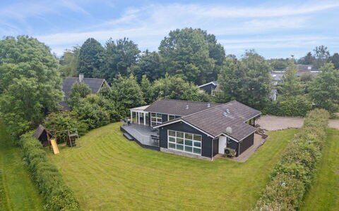 Peder - 950M from the Sea: Flooring, Muur, Verdieping, Interieur Ontwerp, Hout, Plafond, Houten Vloer, Verlichting, Meubilair, Laminaatvloer