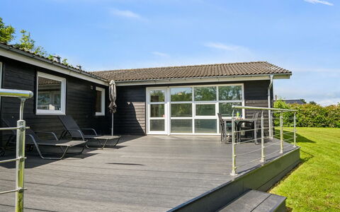 Peder - 950M from the Sea: Flooring, Muur, Verdieping, Interieur Ontwerp, Hout, Plafond, Houten Vloer, Verlichting, Meubilair, Laminaatvloer