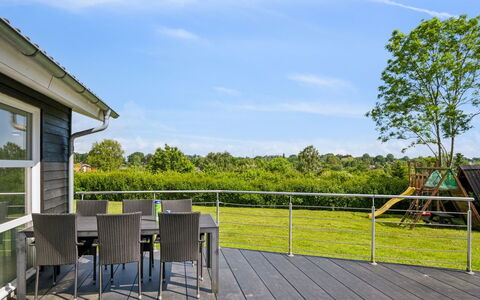 Peder - 950M from the Sea: Flooring, Muur, Verdieping, Interieur Ontwerp, Hout, Plafond, Houten Vloer, Verlichting, Meubilair, Laminaatvloer