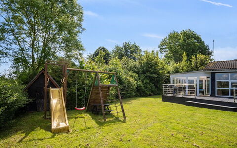 Peder - 950M from the Sea: Flooring, Muur, Verdieping, Interieur Ontwerp, Hout, Plafond, Houten Vloer, Verlichting, Meubilair, Laminaatvloer