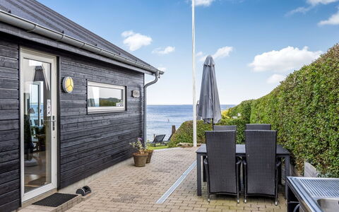 Majbritt - 50M from the Sea: Hout, Deur, Huis, Huis, Verblijf, Dek, Siding, Veranda, Plank, Hardwood