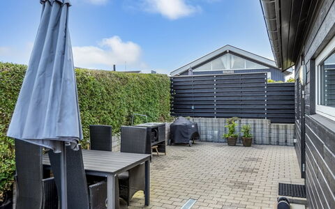 Majbritt - 50M from the Sea: Dak, Huis, Huis, Verblijf, Siding, Landgoed, Oprit, Garden Gebouwen, Werf, Schuur