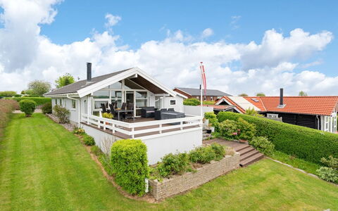 Heimeram - 150M from the Sea: Dak, Huis, Huis, Verblijf, Deur, Siding, Dek, Veranda, Plank, Hardwood
