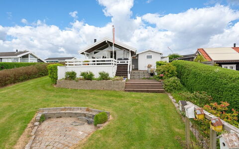 Heimeram - 150M from the Sea: Dak, Huis, Huis, Verblijf, Deur, Siding, Dek, Veranda, Plank, Hardwood
