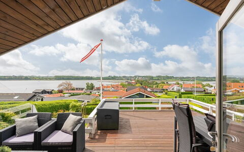 Heimeram - 150M from the Sea: Dak, Huis, Huis, Verblijf, Deur, Siding, Dek, Veranda, Plank, Hardwood