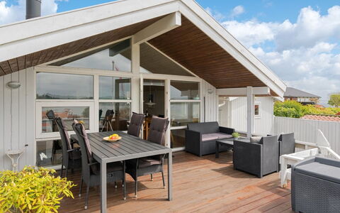 Heimeram - 150M from the Sea: Dak, Huis, Huis, Verblijf, Deur, Siding, Dek, Veranda, Plank, Hardwood