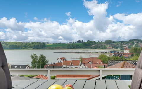 Heimeram - 150M from the Sea: Dak, Huis, Huis, Verblijf, Deur, Siding, Dek, Veranda, Plank, Hardwood