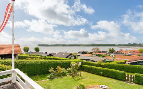 Heimeram - 150M from the Sea: Dak, Huis, Huis, Verblijf, Deur, Siding, Dek, Veranda, Plank, Hardwood