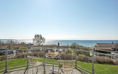 Snezana - 150M from the Sea: Woongebied, Dak, Voorstad, Oprit, Landgoed, Schoorsteen