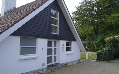 Snezana - 150M from the Sea: Gras, Grasland, Landschap, Ecoregio, Plain, Plantengemeenschap, Land Lot, Buitenmeubels, Prairie, Shrubland