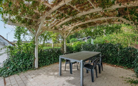 Snezana - 150M from the Sea: Woongebied, Dak, Voorstad, Oprit, Landgoed, Schoorsteen
