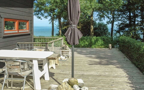Pirjo - 50M from the Sea: Dak, Huis, Land Lot, Huis, Verblijf, Landgoed, Garden Gebouwen, Schaduw, Blokhut, Landscaping