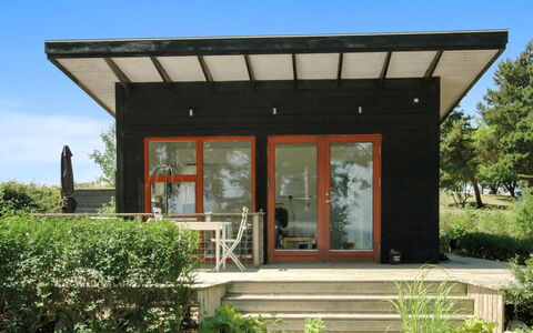 Pirjo - 50M from the Sea: Dak, Huis, Land Lot, Huis, Verblijf, Landgoed, Garden Gebouwen, Schaduw, Blokhut, Landscaping