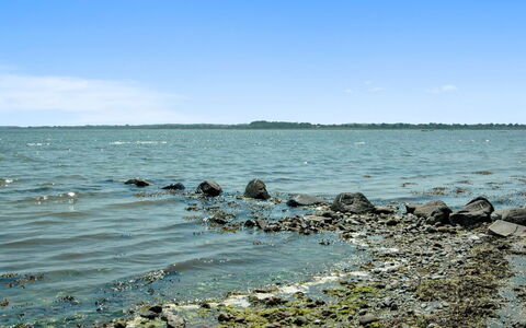 Pirjo - 50M from the Sea: Dak, Huis, Land Lot, Huis, Verblijf, Landgoed, Garden Gebouwen, Schaduw, Blokhut, Landscaping