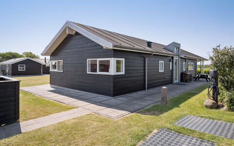 Iorund - 550M from the Sea: Dak, Huis, Huis, Verblijf, Deur, Siding, Dek, Veranda, Plank, Hardwood