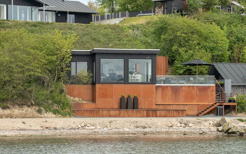 Florinda - 10M from the Sea: Blauw, Struik, Verblijf, Groundcover, Tuin, Landgoed, Schaduw, Landscaping, Boerderij, Eco Hotel