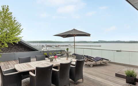 Florinda - 10M from the Sea: Blauw, Struik, Verblijf, Groundcover, Tuin, Landgoed, Schaduw, Landscaping, Boerderij, Eco Hotel