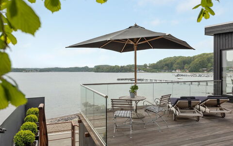 Florinda - 10M from the Sea: Blauw, Struik, Verblijf, Groundcover, Tuin, Landgoed, Schaduw, Landscaping, Boerderij, Eco Hotel