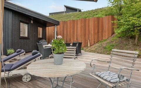 Florinda - 10M from the Sea: Blauw, Struik, Verblijf, Groundcover, Tuin, Landgoed, Schaduw, Landscaping, Boerderij, Eco Hotel
