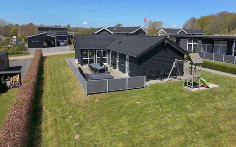 Yakari - 300M from the Sea: Meubilair, Interieur Ontwerp, Flooring, Hout, Verdieping, Plafond, Houten Vloer, Stoel, Tafel, Verlichting