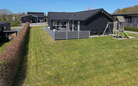 Yakari - 300M from the Sea: Meubilair, Interieur Ontwerp, Flooring, Hout, Verdieping, Plafond, Houten Vloer, Stoel, Tafel, Verlichting