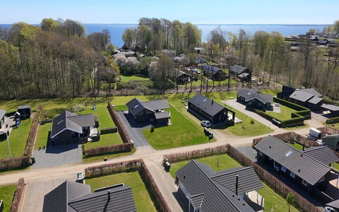 Yakari - 300M from the Sea: Meubilair, Interieur Ontwerp, Flooring, Hout, Verdieping, Plafond, Houten Vloer, Stoel, Tafel, Verlichting