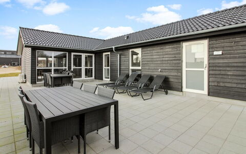 Yakari - 300M from the Sea: Meubilair, Interieur Ontwerp, Flooring, Hout, Verdieping, Plafond, Houten Vloer, Stoel, Tafel, Verlichting